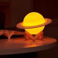 Petinka 3D Print Satürn Dokunmatik Gezegen Ahşap Stantlı 3 Renk USB Şarjlı Gece Lambası (Kumandasız)